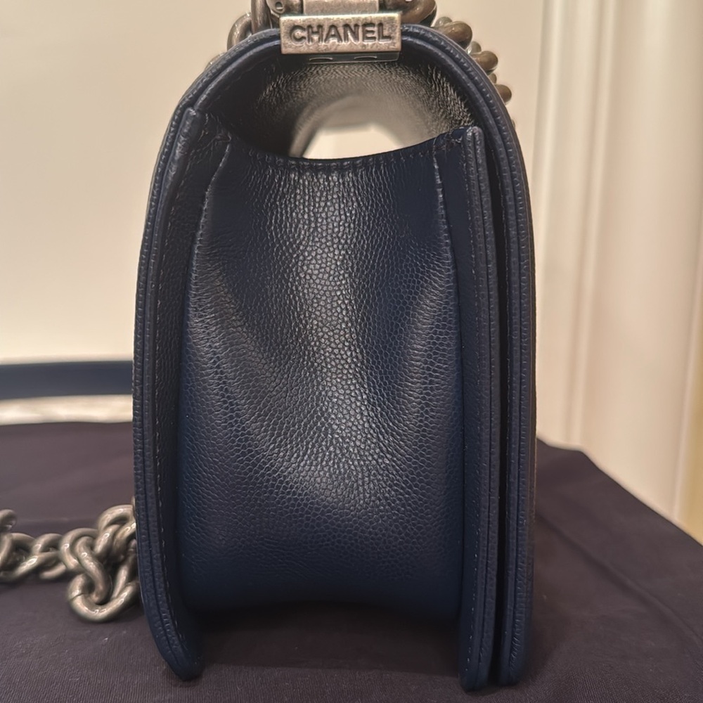 Chanel NAVY CAVIAR Boy bag with gunmetal hardware - Picture 3 of 8